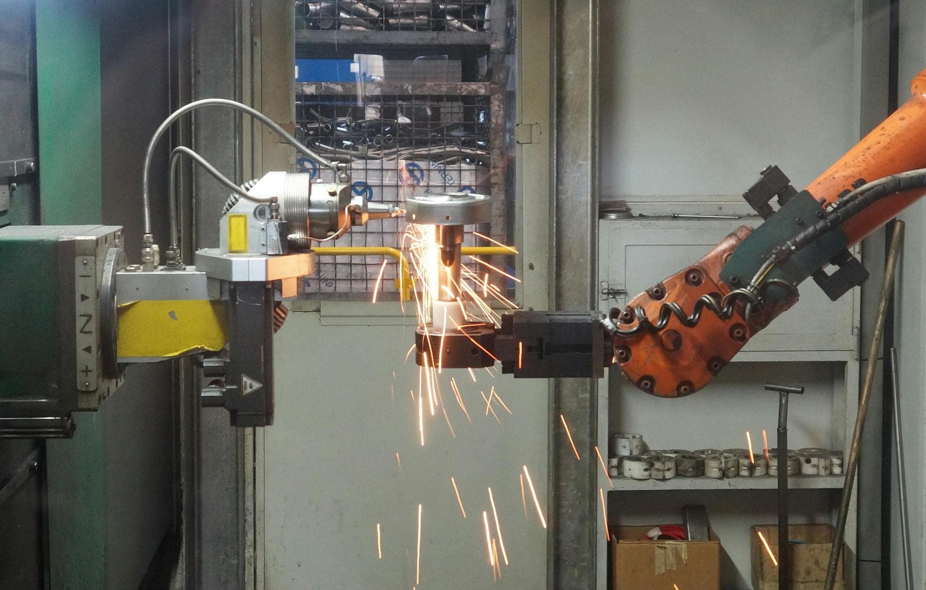 Generic industrial robot working in a welding or thermal process cell